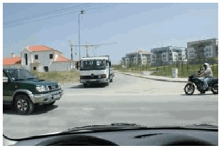 Imagem da pergunta: Pretendo mudar de direcção à direita. Devo ceder passagem?