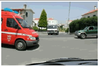 Imagem da pergunta: Qual deve ser a ordem de passagem nesta intersecção?