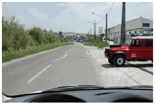 Imagem da pergunta: Perante esta situação em que o veículo da direita sai de um parque de estacionamento, o que devo fazer?