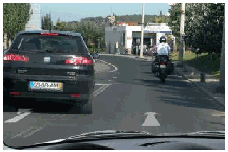 Imagem da pergunta: Nesta situação posso ultrapassar o automóvel de cor preta?