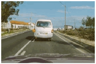 Imagem da pergunta: O sinal de mudança de direcção para a esquerda, do veículo que segue à frente, pode indicar-me: