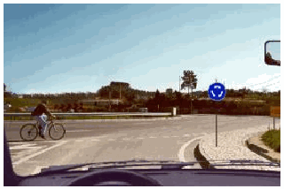 Imagem da pergunta: O condutor da bicicleta deve ceder a passagem?