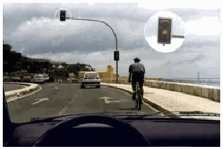 Imagem da pergunta: O sinal com luz amarela está intermitente, pelo que o motorista: