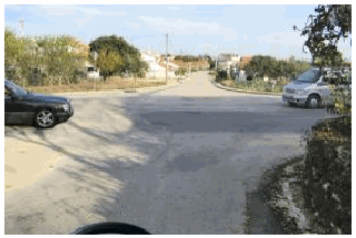 Imagem da pergunta: Quem deve avançar primeiro num cruzamento sem sinalização