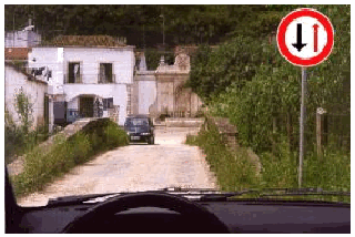 Imagem da pergunta: Perante este sinal, o motorista deve: