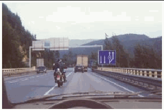 Imagem da pergunta: Posso ultrapassar, pela direita, o motociclo que circula a 60 Km/h?
