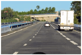 Imagem da pergunta: Que sinal devo fazer ao iniciar a ultrapassagem do veículo pesado que circula à minha frente?