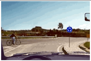 Imagem da pergunta: O condutor do velocípede deve ceder a passagem?
