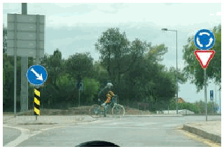 Imagem da pergunta: Ao circular nesta rotunda, o condutor do velocípede: