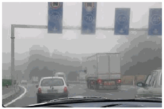 Imagem da pergunta: Nesta situação para além de moderar a velocidade, pode tornar-se necessário: