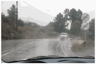 Imagem da pergunta: Quando a aderência ao piso é menor a velocidade deve ser moderada, porque: