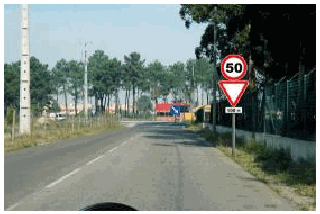 Imagem da pergunta: Na presença destes sinais verticais, sou sempre obrigado a parar o meu veículo. A afirmação é: